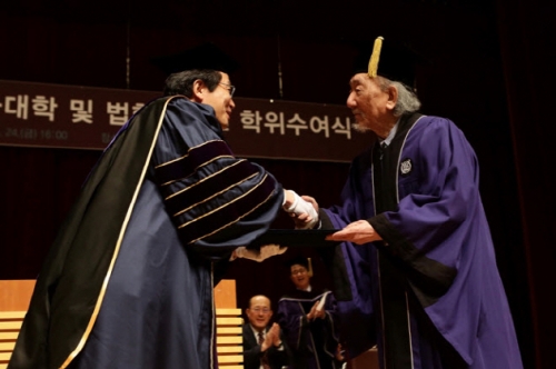 Writer Choi In-Hun Becomes Honorary Graduate of SNU