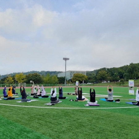 Outdoor Yoga Special Courses During the Pandemic – Training Your Mind and Body in the Autumn Sunlight