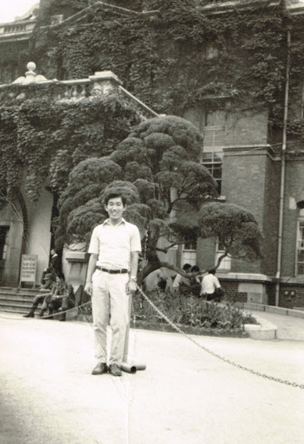 4 months before the forced haul, in front of the College of Medicine. Mr. Kang was a perfectly normal 24-year-old medical student at the time.