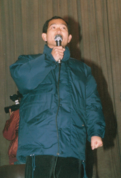 Mr. Kang speaking at a welcoming ceremony after the 1988 release from prison.