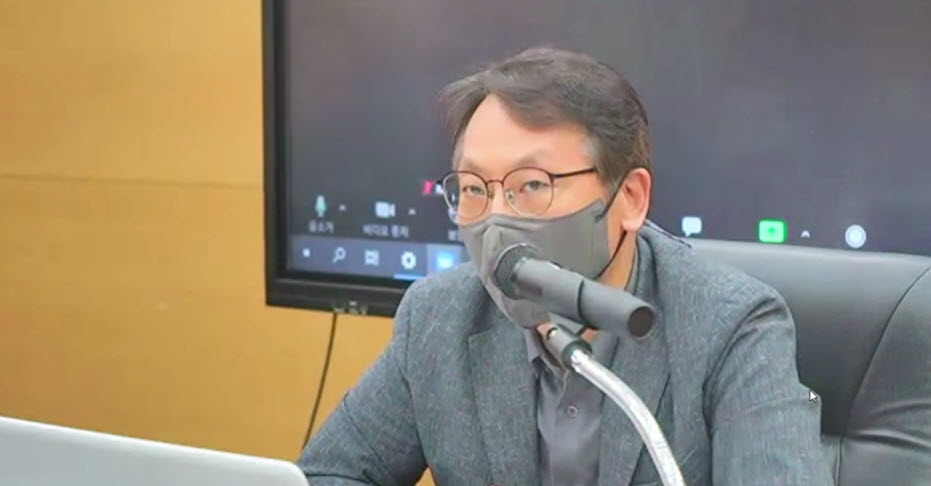 Professor Park Sungwoo, Speaking About Plato’s Republic During the Classics Seminar