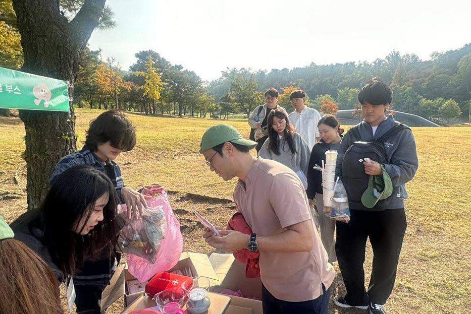 A Photo of Participants Sorting Trash on Beodeulgol Poongsan Garden after Plogging