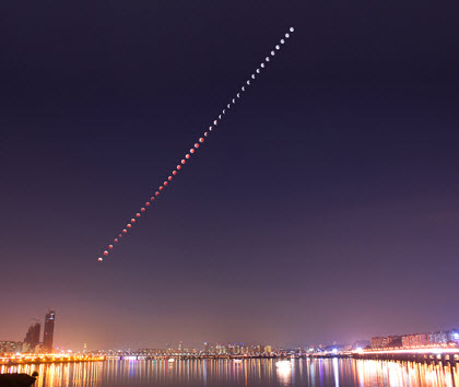 Red Moon White Moon (SEO Yu Kyung) - This photo shows the lunar eclipse of the moon viewed from the Hangang River Bridge, composed of 42 pictures taken every 4 minutes.