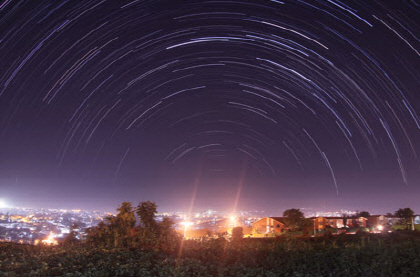 Shining (JANG Han Kyul) - A star-trail from Kigali, Rwanda demonstrates half-circular streaks since Rwanda is near the equator.