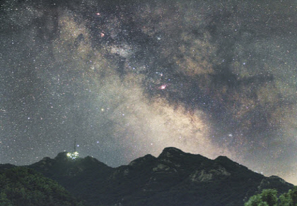 Rising Milky Way of Gwanak Mt. (KIM Dong Kyum) – This photo brings to reality the stunning Milky Way at SNU.