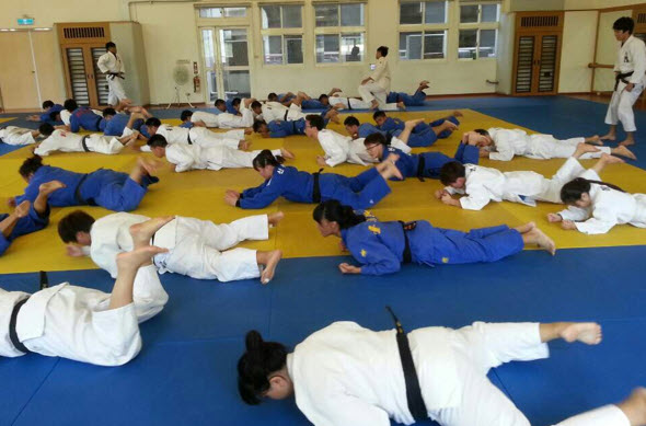SNU Judo Club students are doing tumbling exercises.
