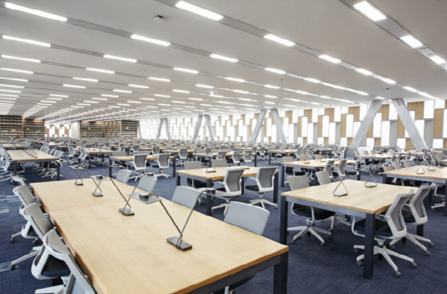 Kwanjeong Library has the world’s largest OLED lighting installation