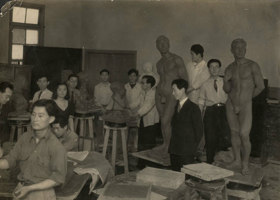 Kim’s sculpture class at SNU, 1949
