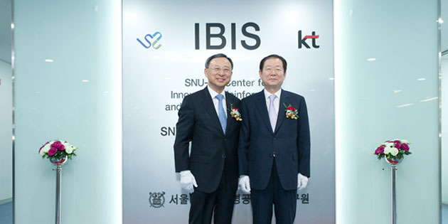 HWANG Chang-gyu (left), CEO of KT and SNU President SUNG Nak-in