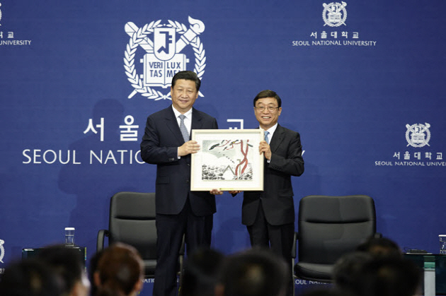 President XI Jinping and former SNU President OH Yeon-Cheon when Xi visited SNU on July 4, 2014