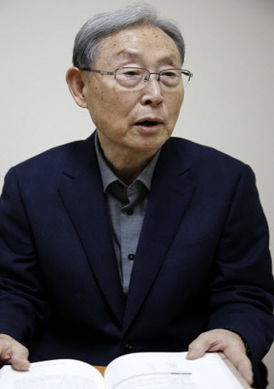 Professor emeritus and linguist JUN Sangbum