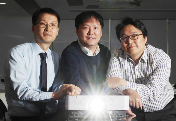 Professors JUNG Kyomin (Department of Electrical and Computer Engineering), PARK Hyungmin (Department of Mechanical and Aerospace Engineering) and LEE Won Bo (Department of Chemical and Biological Engineering) selected as the first recipients of the ‘home run’ funding.