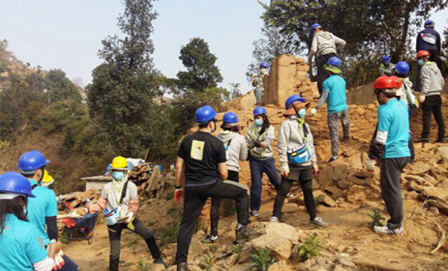 SNU students are giving aid during the earthquake crisis in Nepal