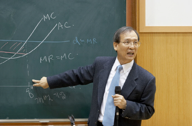 Professor LEE Joon Koo is teaching the basic economics course at SNU