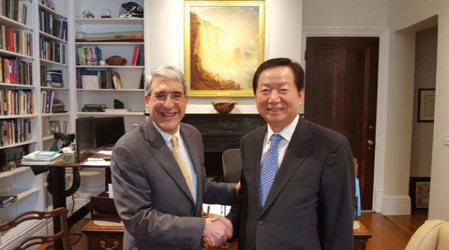Yale President Peter Salovey (left) and SNU President SUNG Nak-in