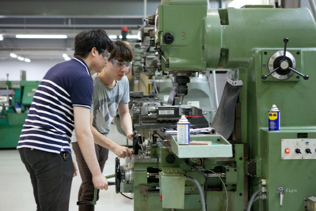 Students at the Haedong Idea Factory
