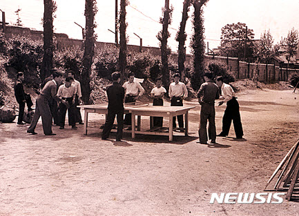 Students playing table tennis in front of the Department of Aesthetics building. Until it was redirected to the College of Humanities in 1960, the Department of Aesthetics was a part of the College of Fine Arts. This area was the meeting place for the Department of Sculpture and Department of Aesthetics students, and is also where the College of Fine Arts drama club was formed.
