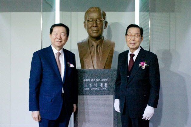 KIM Chung Shik and his sculpture