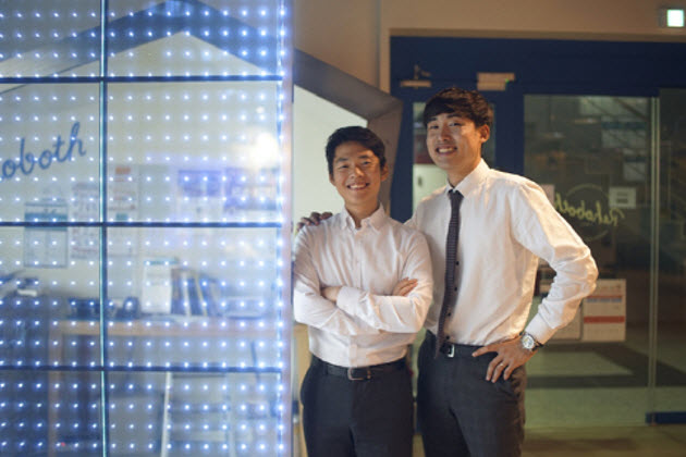 LEE Kwangho (left) and PARK Senghwan of Axis Light Team, winner of the 2016 E2 FESTA Capstone Design Award