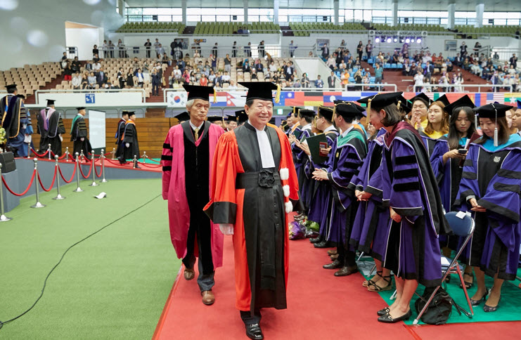 President SUNG Nak-in and Professor SONG Ho Keun are walking down from the stage