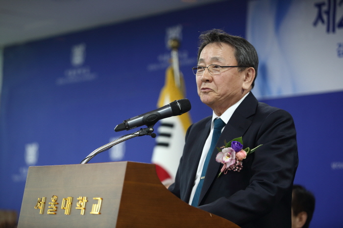 SNU Professor Emeritus CHON Kyung Soo, Dr. Kim Jaegwon's nephew-in-law, received the award for Dr. Kim.