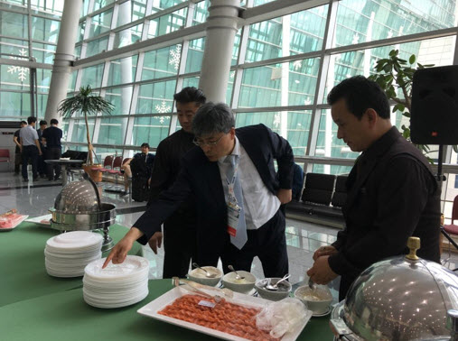 Professor LEE Changhee, the organizer, is preparing for the reception