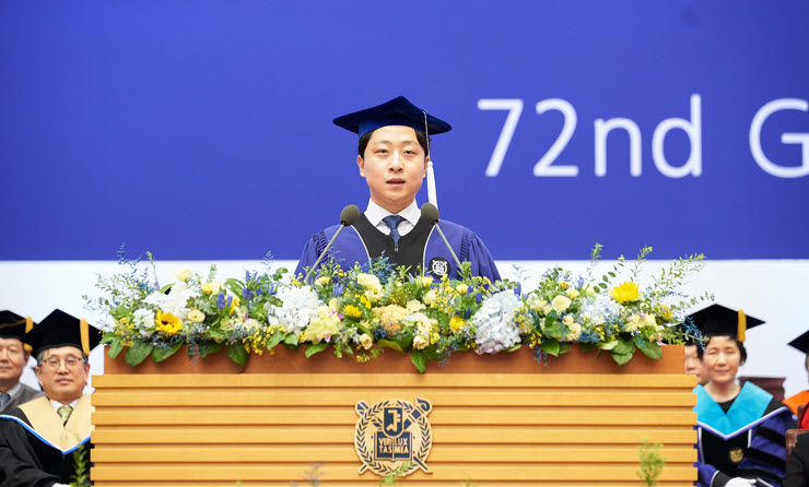 Park Seong-tae is giving the valedictorian speech at the 72nd summer graduation ceremony
