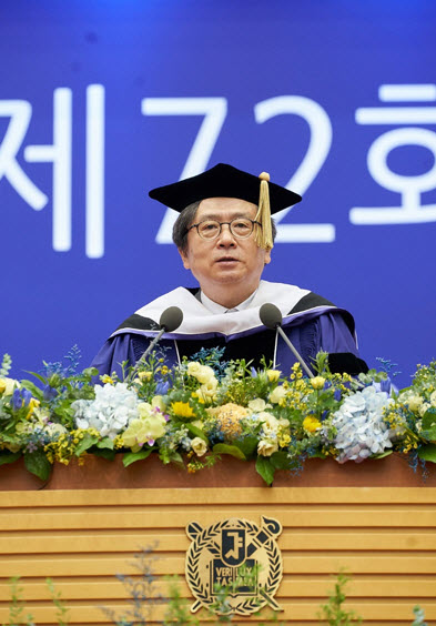 Professor Kim Ho-dong is giving the commencement speech