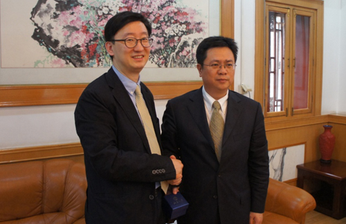 Kim Junki and Li Yang Song are shaking hands