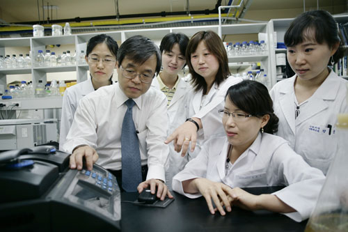 Professor Seo and his researchers at his research lab