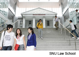 picture of students at SNU law school building